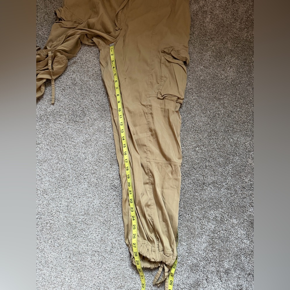 Lululemon Lightweight Adjustable Mid-Rise Cargo Pant in Filbert Tan Size Large - Picture 16 of 16